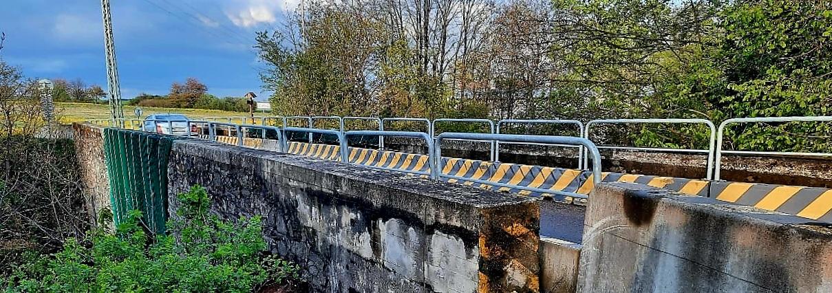 Krajská správa a údržba silnic musela uzavřít most na silnici III/12144 před obcí Střezimíř v cestmistrovsví Sedlec-Prčice