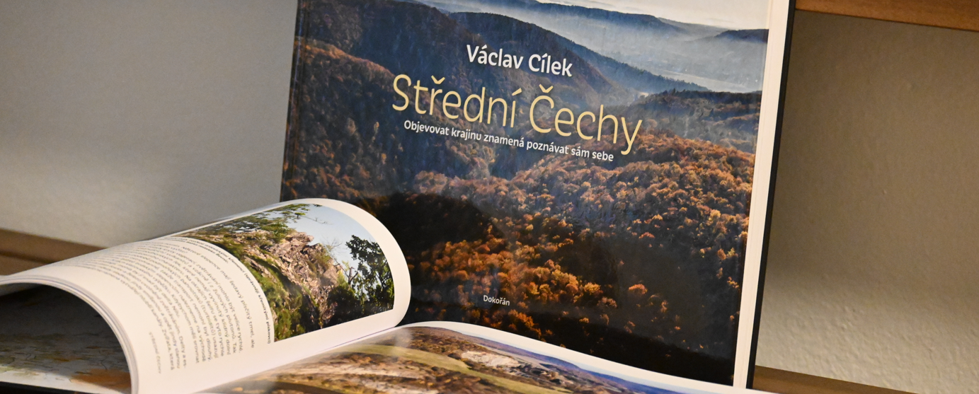 Od starohor po klimatické výzvy budoucnosti. Nové knižní putování středočeskou krajinou láká na výhledy i zamyšlení