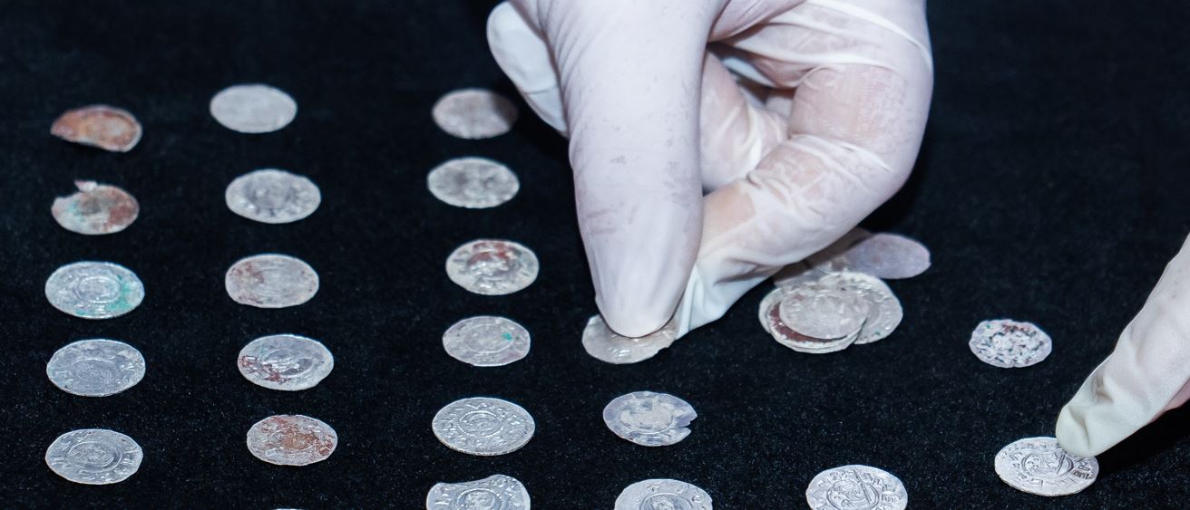 Dva poklady nevyčíslitelné hodnoty, zlatý a stříbrný, byly nalezeny na Rakovnicku a Kutnohorsku