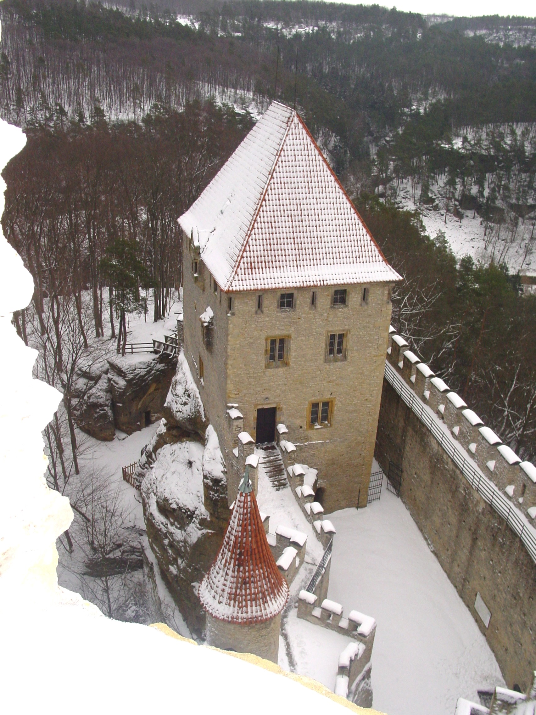 Hrad Kokořín - pohled z věže na starý palác