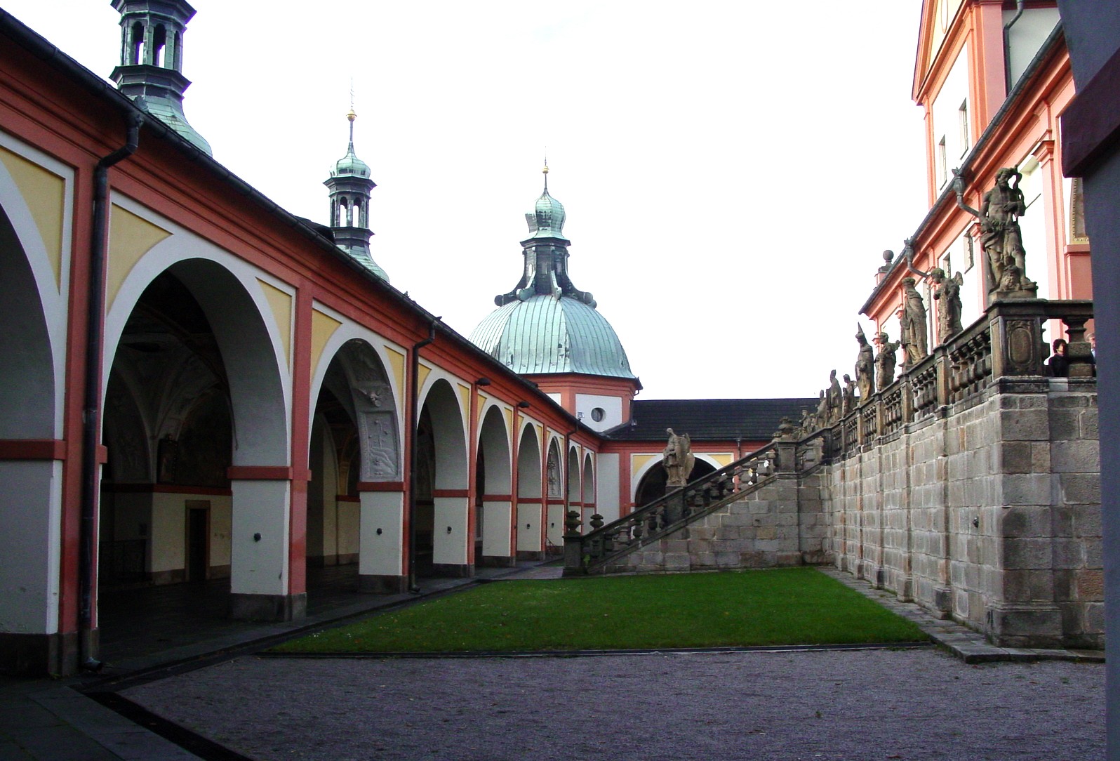 Svatá Hora - boční schodiště a ambit