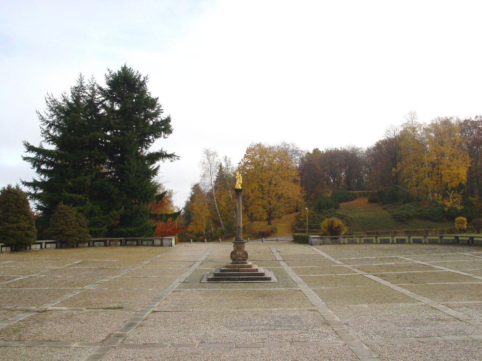 Svatá Hora - prostranství před hlavním vchodem