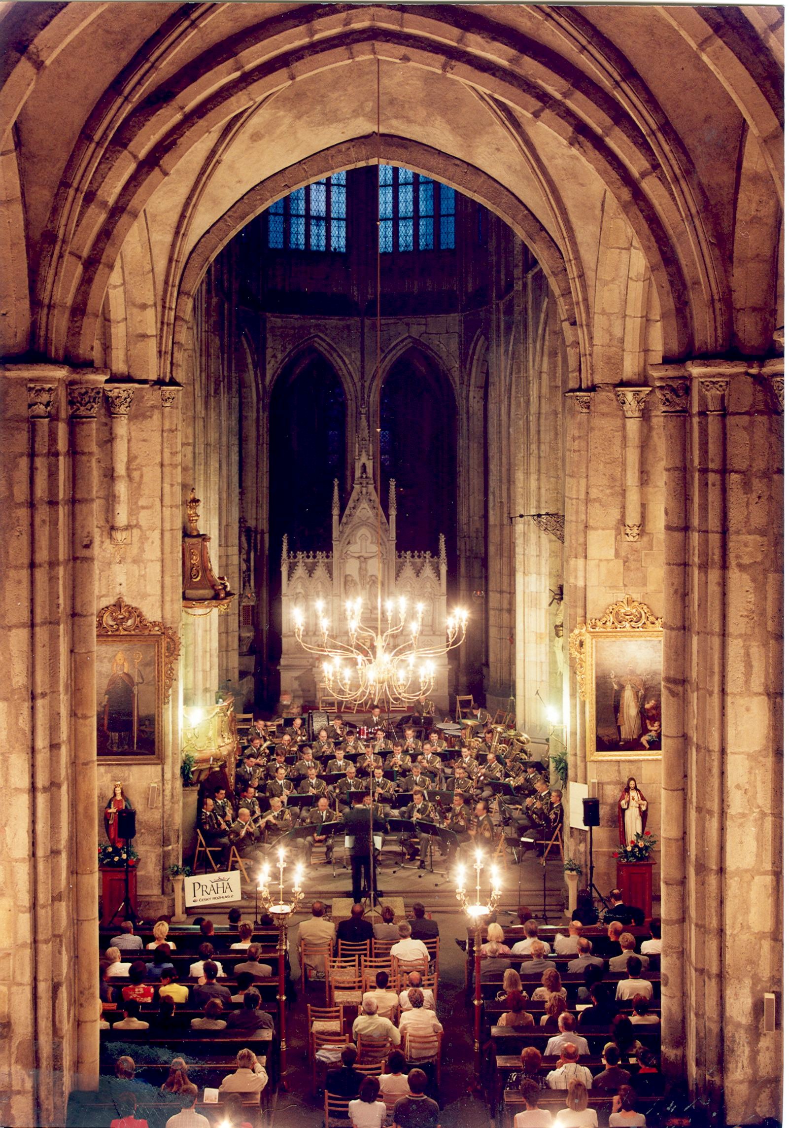 Chrám sv. Bartoloměje - pohled na severní portál, severní část lodi a vysokého chóru