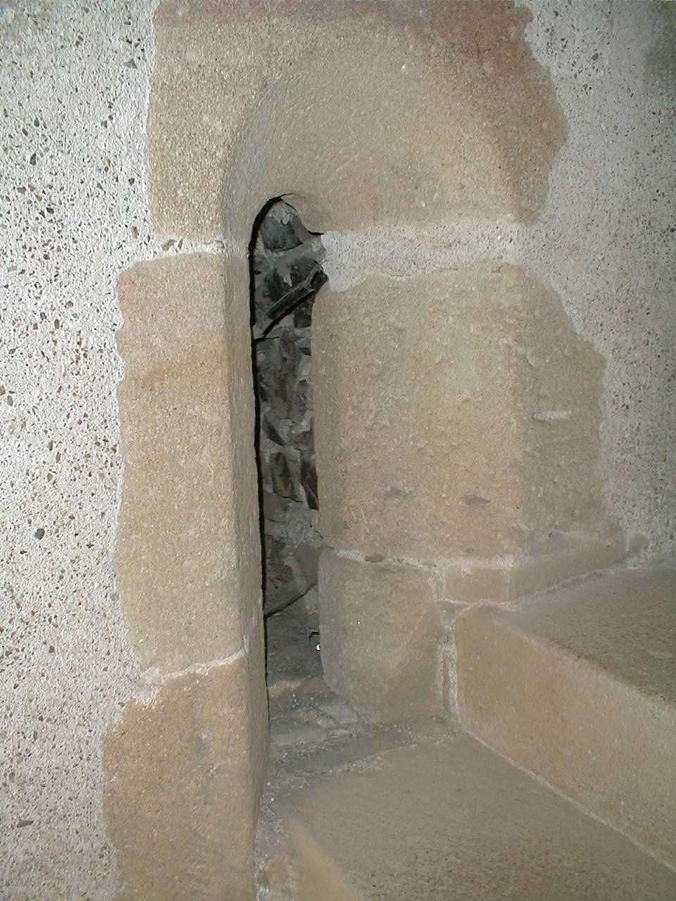 Hrad Křivoklát - dochované okno románsko gotického hradního paláce